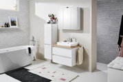 Moderne badkamer met een witte, aan de muur bevestigde wastafel met houten plank en opzetwastafel, bijpassende spiegelkast met ledverlichting en hoge zijkast; perspectief: vooraanzicht met een lichte zijaanzicht.