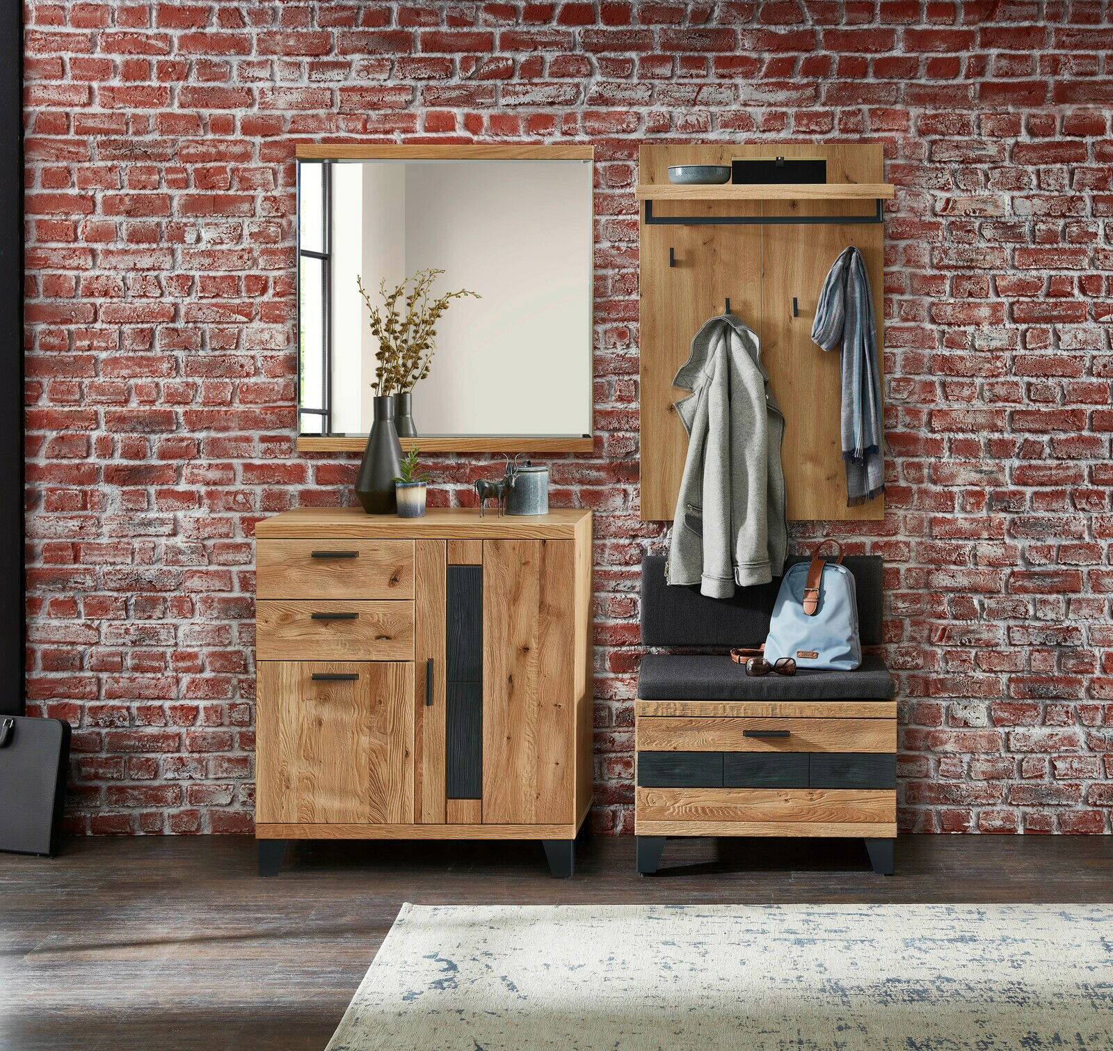 Linea Natura Garderobenkombination Set PERSIKO Garderobenkombination Set 84 aus Holz mit Spiegel, Schrank und Sitzbank, frontal vor einer Ziegelwand fotografiert.