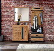 Garderobenkombination Set 84 aus Holz mit Spiegel, Schrank und Sitzbank, frontal vor einer Ziegelwand fotografiert.