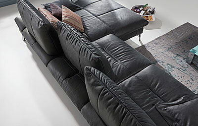 Schwarzes 2-sitziges Ledersofa aus der Vogelperspektive mit Kissen und Teppich im Hintergrund