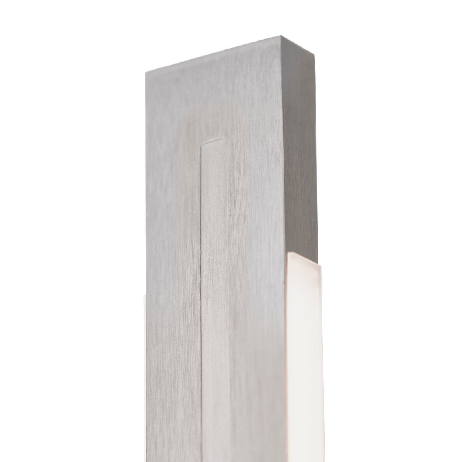 Moderne rechteckige LED-Wandleuchte aus gebürstetem Aluminium mit seitlichen Lichtaustritten, in detailreicher Schrägansicht von vorne rechts