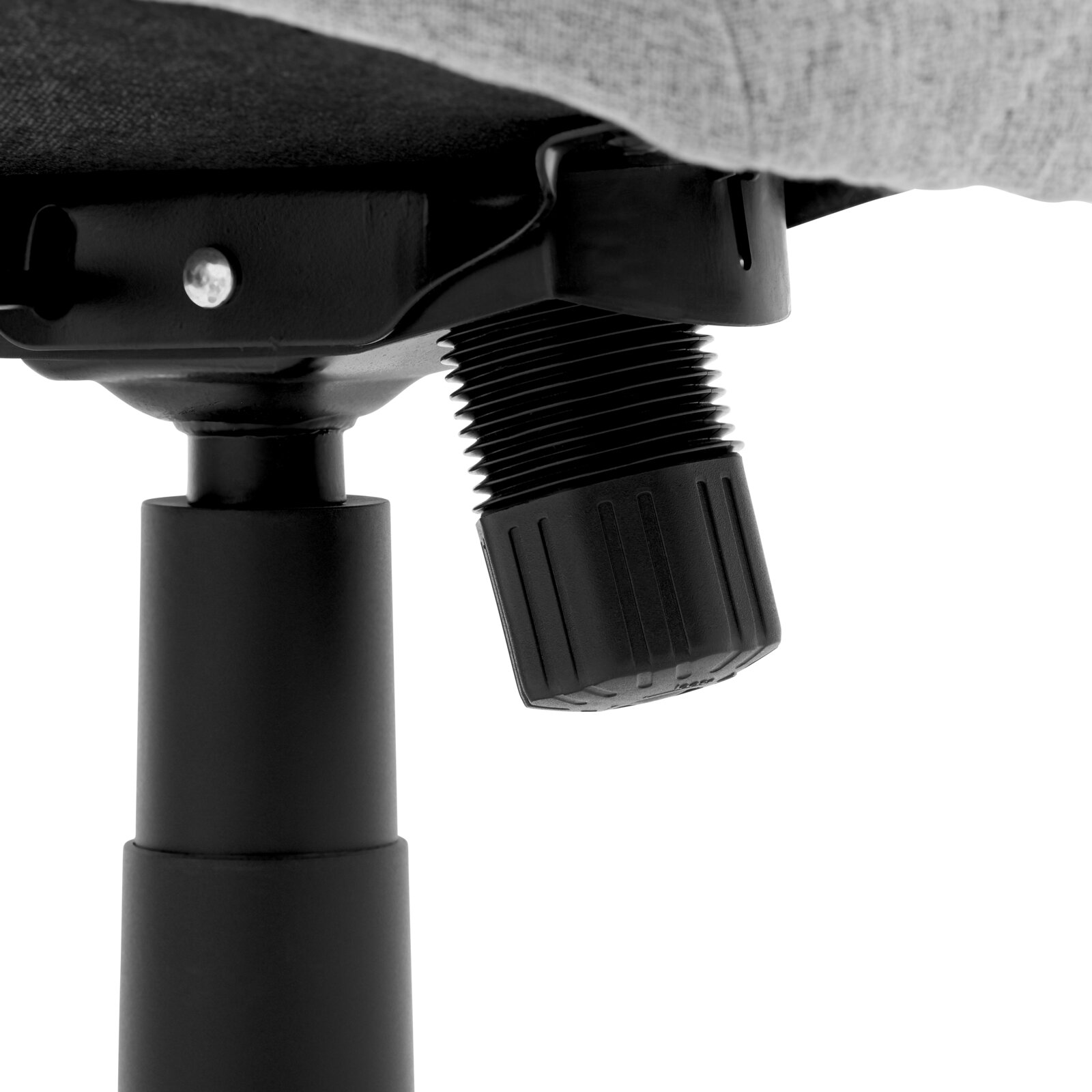 Close-up van de onderkant van een draaistoel met een zwart frame en een grijze bekleding, gezien vanaf de zijkant.