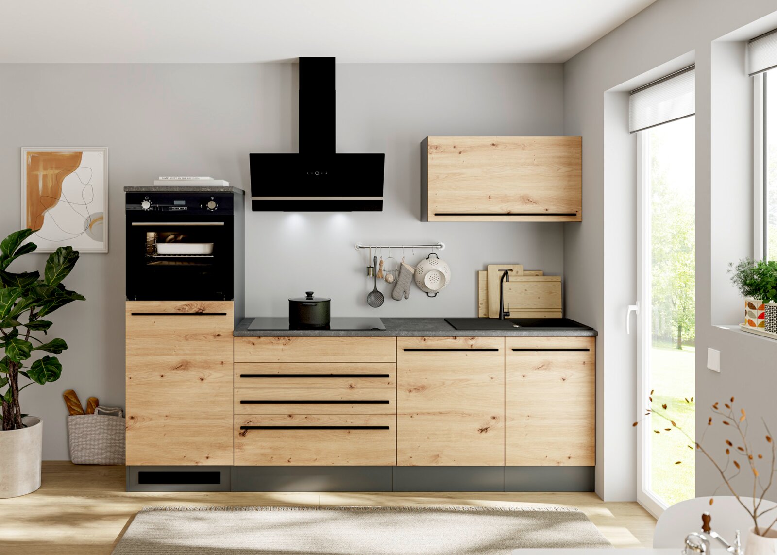 Moderne Küchenzeile in heller Holzoptik mit schwarzer Arbeitsplatte, integriertem Backofen, Induktionskochfeld, Spüle und schwarzer Wandhaube, frontal aus Augenhöhe fotografiert.