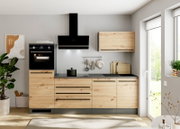 Moderne Küchenzeile in heller Holzoptik mit schwarzer Arbeitsplatte, integriertem Backofen, Induktionskochfeld, Spüle und schwarzer Wandhaube, frontal aus Augenhöhe fotografiert.