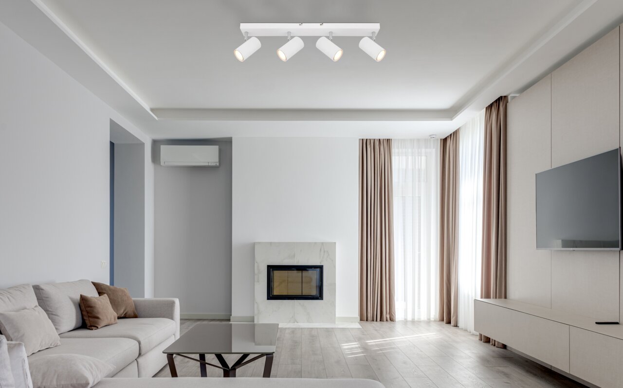 Globo Lighting Strahler ROBBY Moderner weißer Deckenstrahler mit vier verstellbaren Spots in einem stilvollen Wohnzimmer, Perspektive von unten.