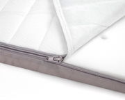 Nahaufnahme einer Matratze mit abnehmbarem Bezug und Reißverschluss, perspektivisch von der Seite gezeigt.