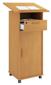 Mobiles Rednerpult aus hellem Holz mit schräger Ablage, offener Ablage und ausgezogener Schublade, auf Rollen – Ansicht schräg von vorne links.