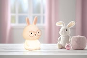 Niedliches Akku-Nachtlicht in Form eines Hasen mit Brille, auf einem Tisch in einem Kinderzimmer platziert, seitliche Perspektive.