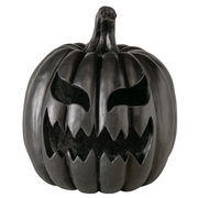 Schwarzer Halloween-Kürbis (Jack-o’-Lantern) mit grimmigem, ausgeschnittenem Gesicht und Stiel, freigestellt auf weißem Hintergrund, Frontansicht.
