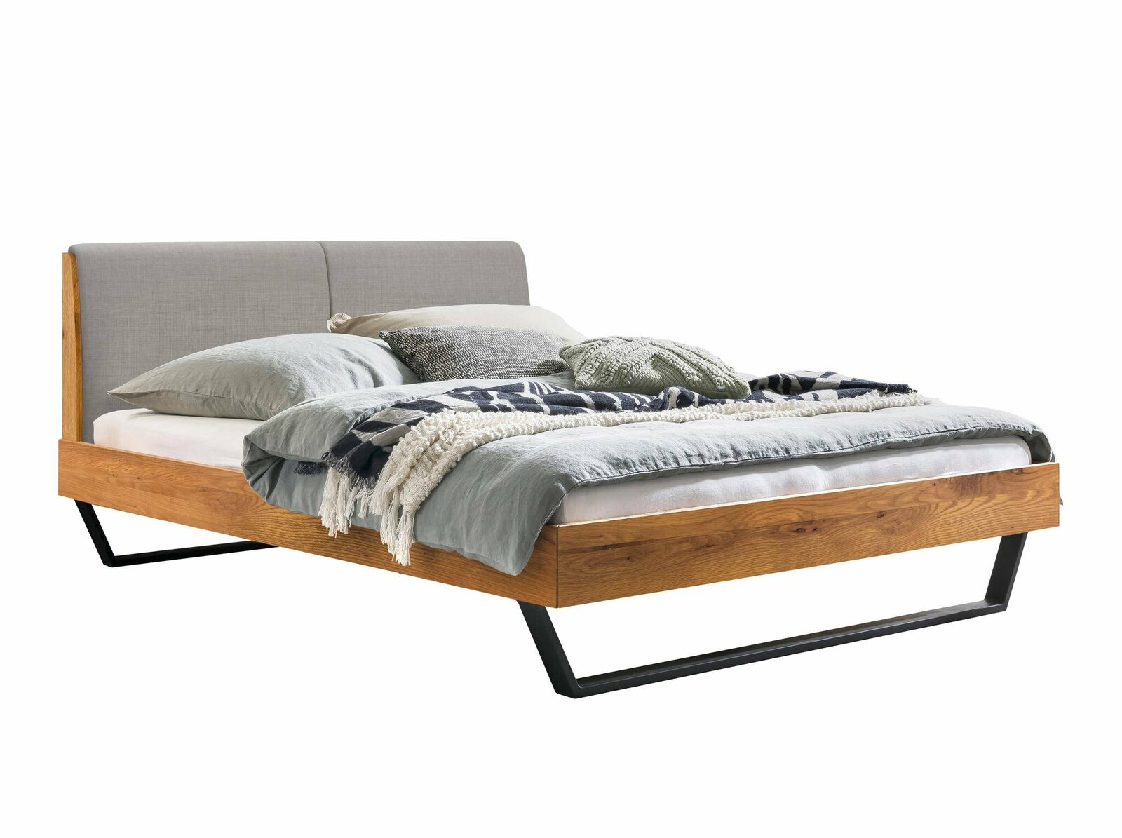 Modernes Bettgestell aus Holz mit grauem Kopfteil und schwarzem Metallrahmen, seitliche Perspektive