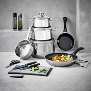 Kochtopf-Starter-Set 10-tlg. aus Edelstahl, bestehend aus mehreren Töpfen und Pfannen, mit Küchenutensilien wie Messer und Schneidebrett, in einer modernen Küchenumgebung von vorne fotografiert.