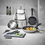 Kochtopf-Starter-Set 10-tlg. aus Edelstahl, bestehend aus mehreren Töpfen und Pfannen, mit Küchenutensilien wie Messer und Schneidebrett, in einer modernen Küchenumgebung von vorne fotografiert.