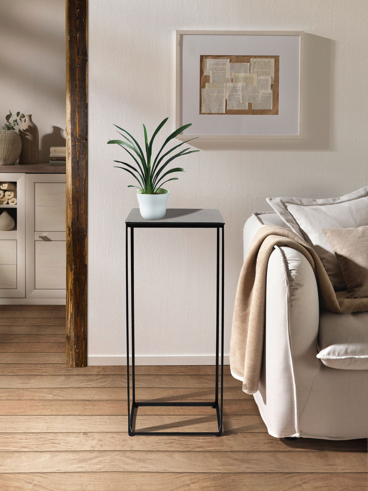 Landscape Beistelltisch SILKE Moderner Beistelltisch mit schwarzem Metallgestell und quadratischer Tischplatte, darauf steht eine grüne Pflanze in einem weißen Topf. Perspektive: Frontalansicht.