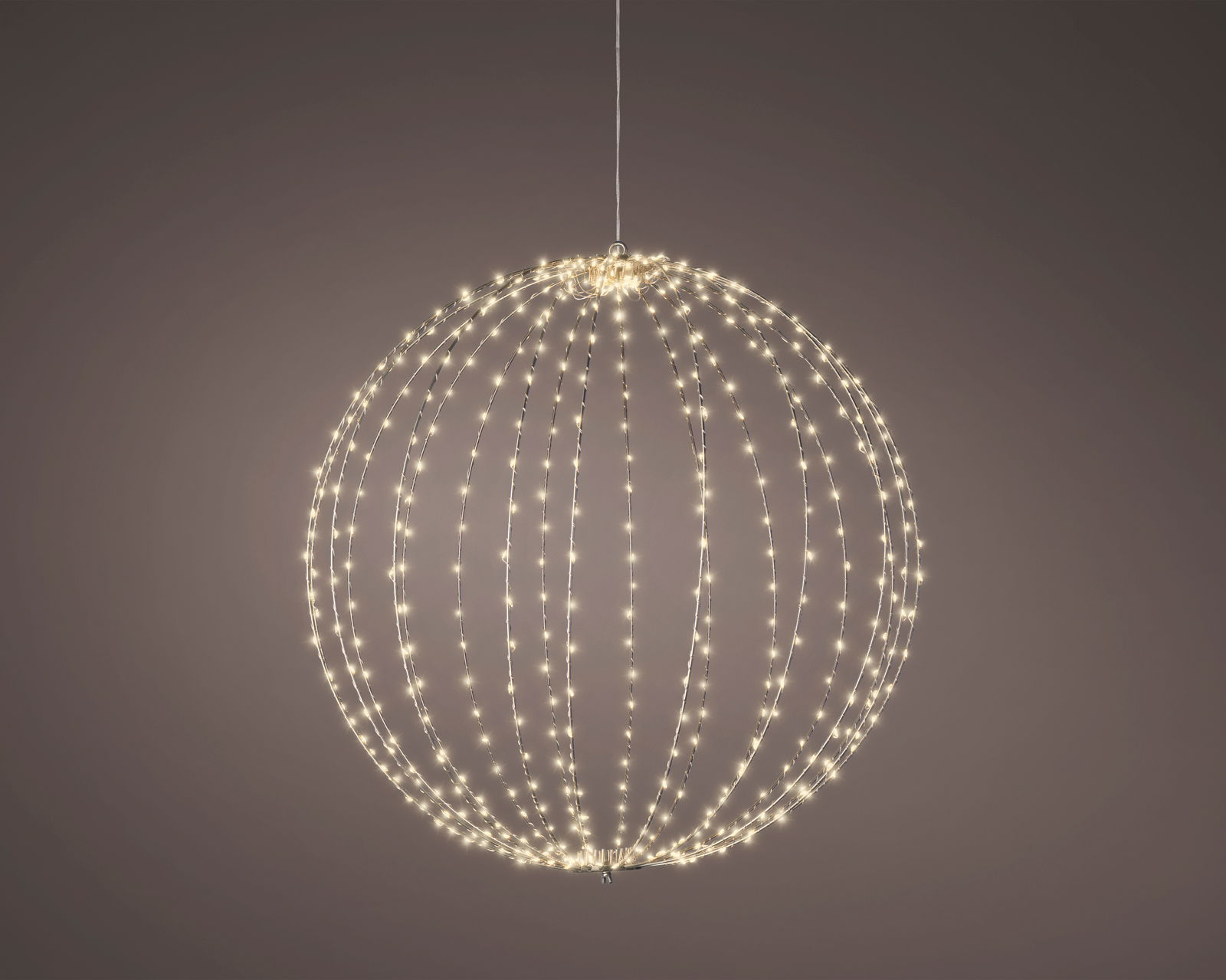 Kugelförmige Hängelampe mit silbernen Micro-LEDs, seitliche Perspektive
