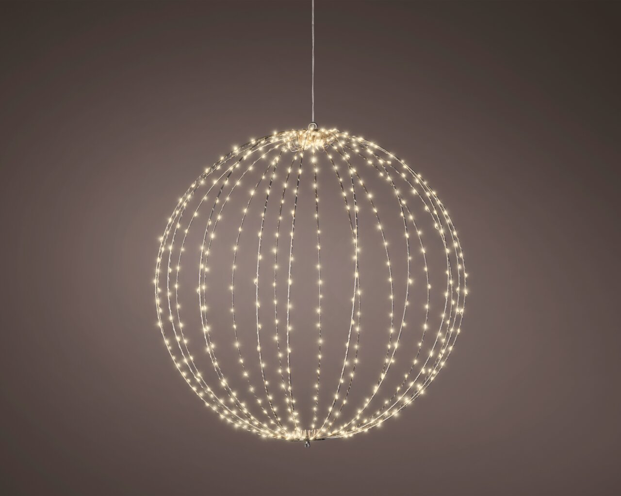 Kugelförmige Hängelampe mit silbernen Micro-LEDs, seitliche Perspektive