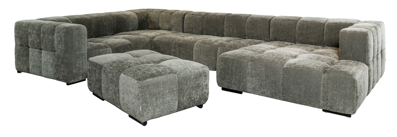 Große, moderne Polsterrundecke in U-Form mit grauem Stoffbezug, aus der Perspektive von vorne links fotografiert.