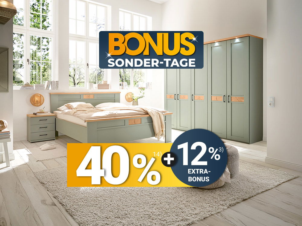 Helles Schlafzimmer mit grünen Möbeln und „BONUS Sonder-Tage“-Hinweis