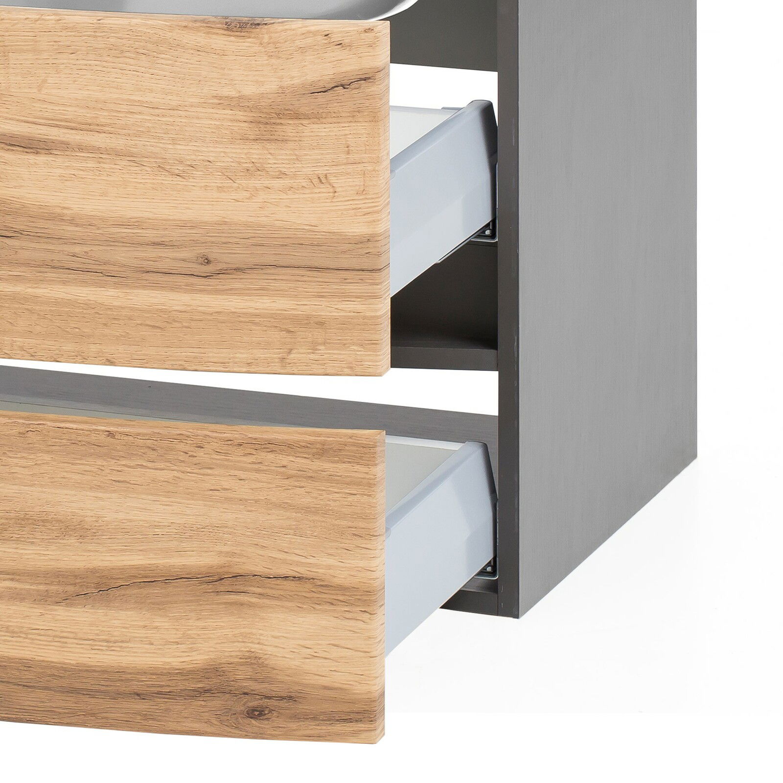 Nahaufnahme eines Waschtisch-Sets mit zwei offenen Schubladen in Holzoptik und grauem Korpus, seitliche Perspektive.
