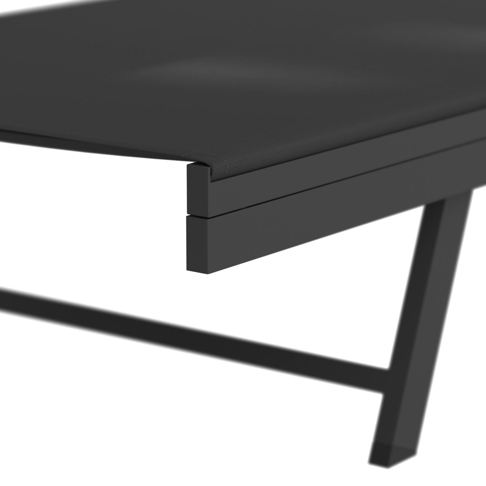 Nahaufnahme einer modernen, schwarzen Sonnenliege aus Metall mit seitlicher Perspektive.