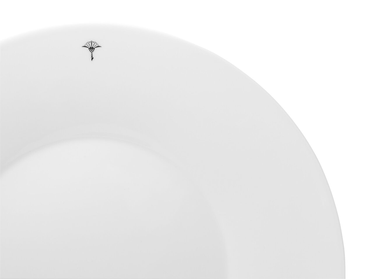 Nahaufnahme eines weißen Platztellers mit einem kleinen, dekorativen Symbol am Rand, von oben betrachtet.