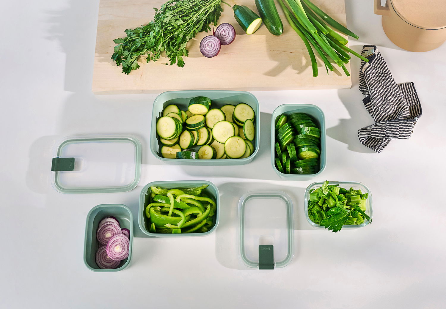 Frischhaltedosen Easyclip 1500 in verschiedenen Größen, gefüllt mit geschnittenem Gemüse, aus der Vogelperspektive.