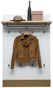 Frontansicht: braune Wildleder-Bikerjacke mit Reißverschlüssen an einer Garderobe unter einem Holzregal, darüber Hut, schwarze Vase und Box