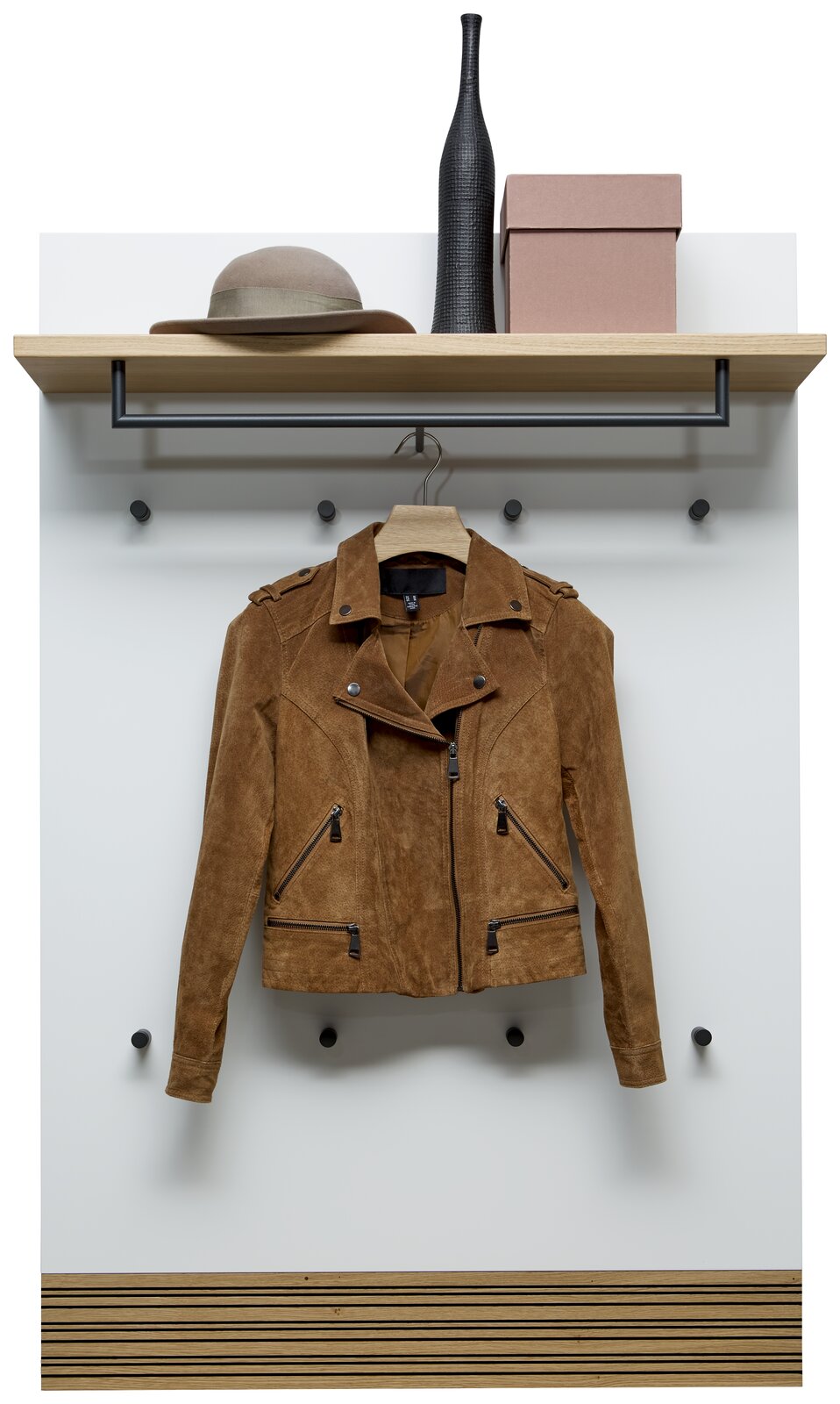 Frontansicht: braune Wildleder-Bikerjacke mit Reißverschlüssen an einer Garderobe unter einem Holzregal, darüber Hut, schwarze Vase und Box