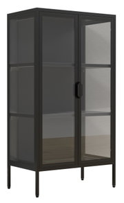 Schwarzer Metall-Glasvitrinenschrank mit zwei Glastüren, Innenböden und hohen Füßen, gezeigt in schräger Frontansicht von vorne links.