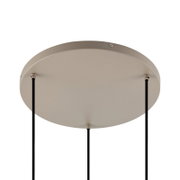 Runde, beige Deckenbaldachin-Abdeckung einer Pendelleuchte mit drei schwarzen Kabeln, Ansicht von unten (Untersicht) vor weißem Hintergrund