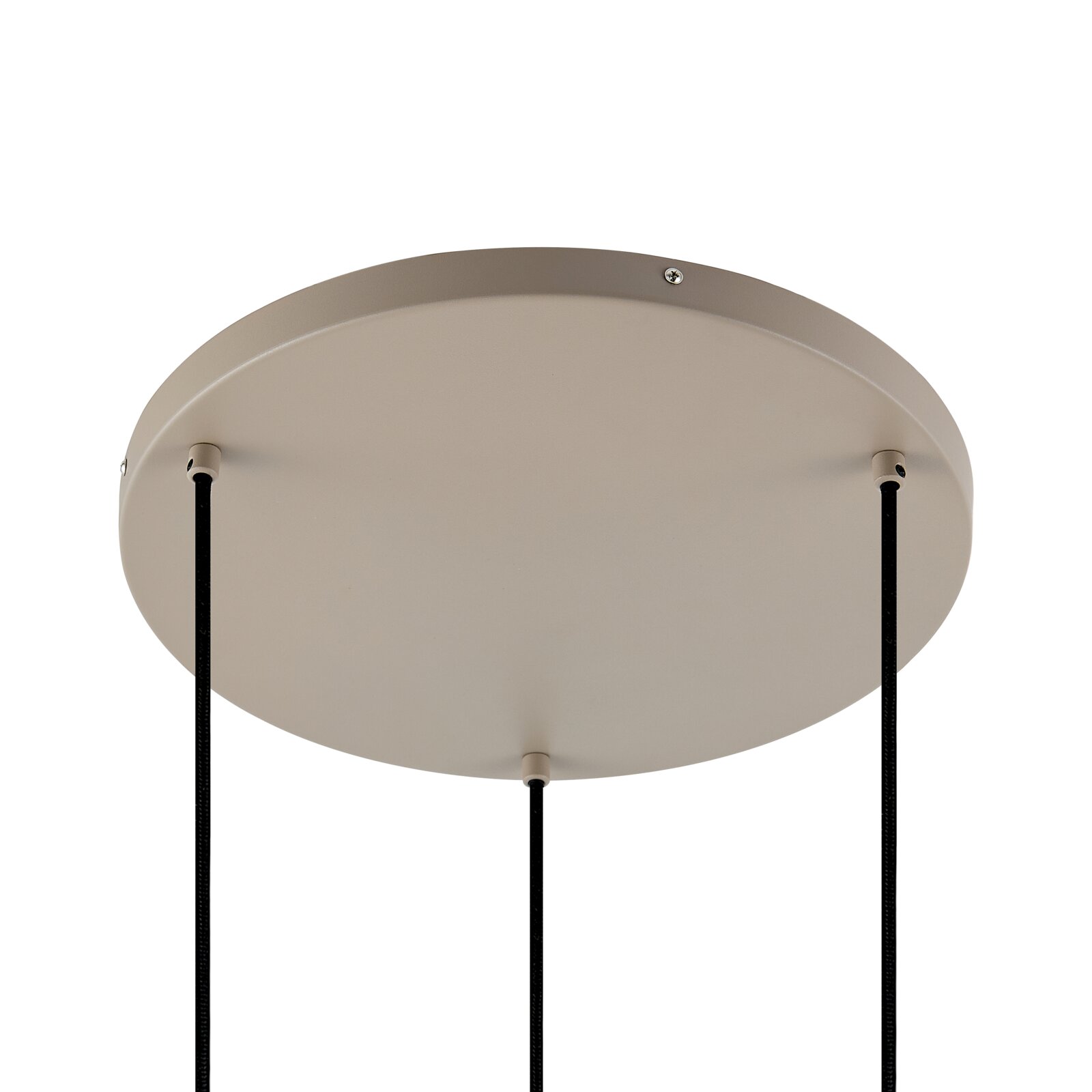 Runde, beige Deckenbaldachin-Abdeckung einer Pendelleuchte mit drei schwarzen Kabeln, Ansicht von unten (Untersicht) vor weißem Hintergrund