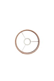 Draufsicht auf einen runden Lampenschirm mit Metallstreben und braunem Rand.