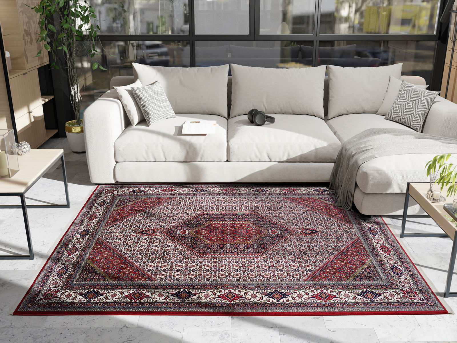 Orientteppich in einem modernen Wohnzimmer, von oben betrachtet, mit einem beigen Sofa und Pflanzen im Hintergrund.