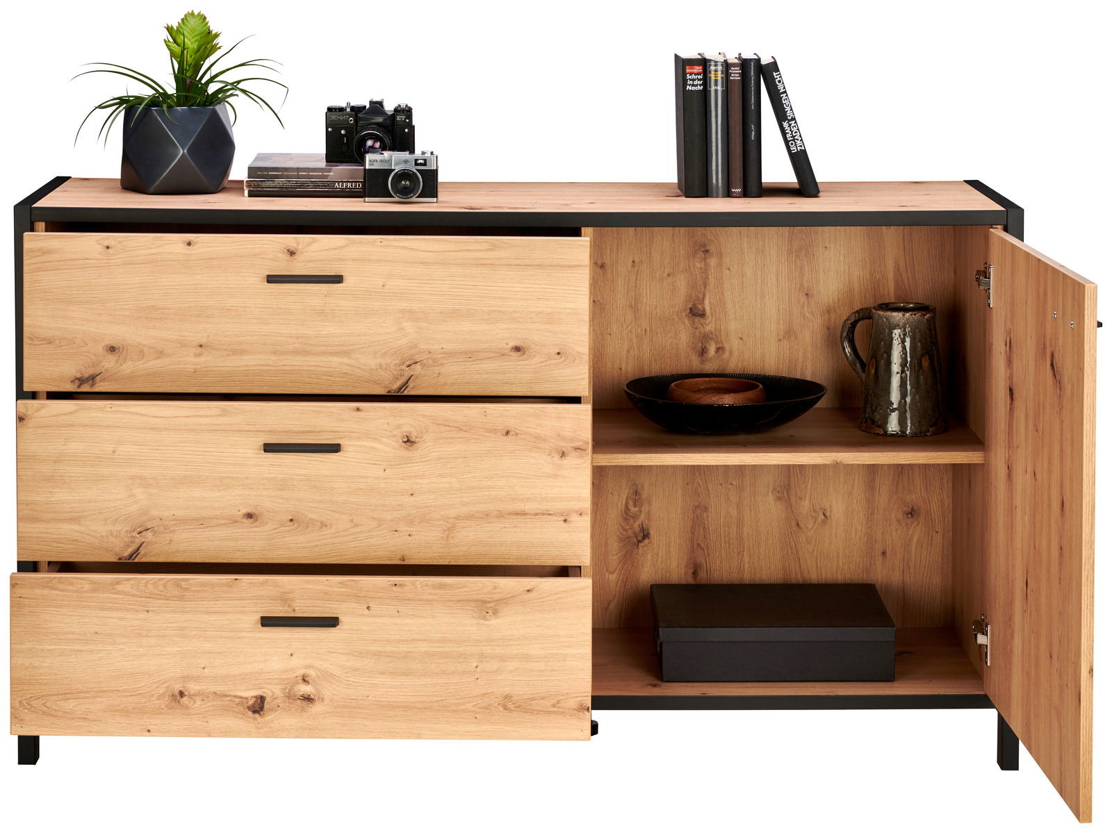 Holz-Sideboard mit drei Schubladen und einem offenen Fach mit Tür, dekoriert mit Pflanzen, Kameras und Büchern, aus frontaler Perspektive.