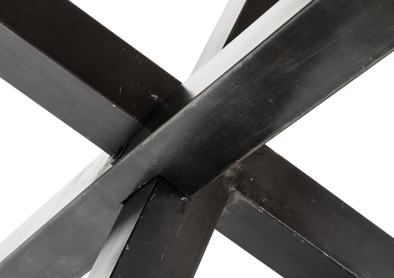 Nahaufnahme der Kreuzverbindung eines Metallgestells eines Esstisches, perspektivisch von unten aufgenommen.