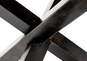 Nahaufnahme der Kreuzverbindung eines Metallgestells eines Esstisches, perspektivisch von unten aufgenommen.