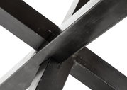 Nahaufnahme der Kreuzverbindung eines Metallgestells eines Esstisches, perspektivisch von unten aufgenommen.