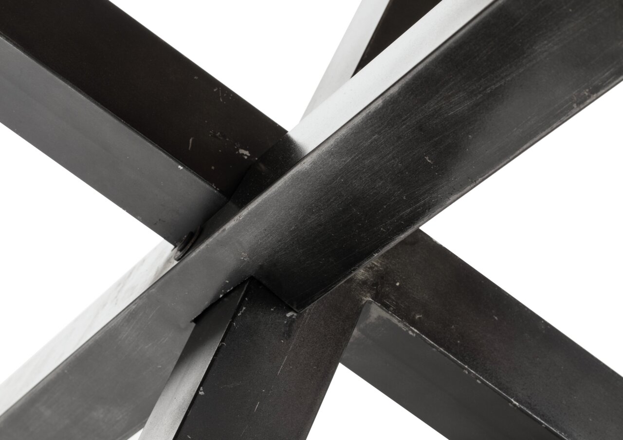 Nahaufnahme der Kreuzverbindung eines Metallgestells eines Esstisches, perspektivisch von unten aufgenommen.