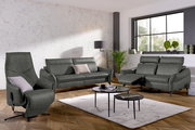 Moderner Relaxsessel in einem stilvollen Wohnzimmer, seitliche Perspektive.