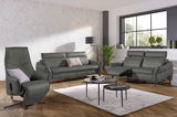 Moderner Relaxsessel in einem stilvollen Wohnzimmer, seitliche Perspektive.