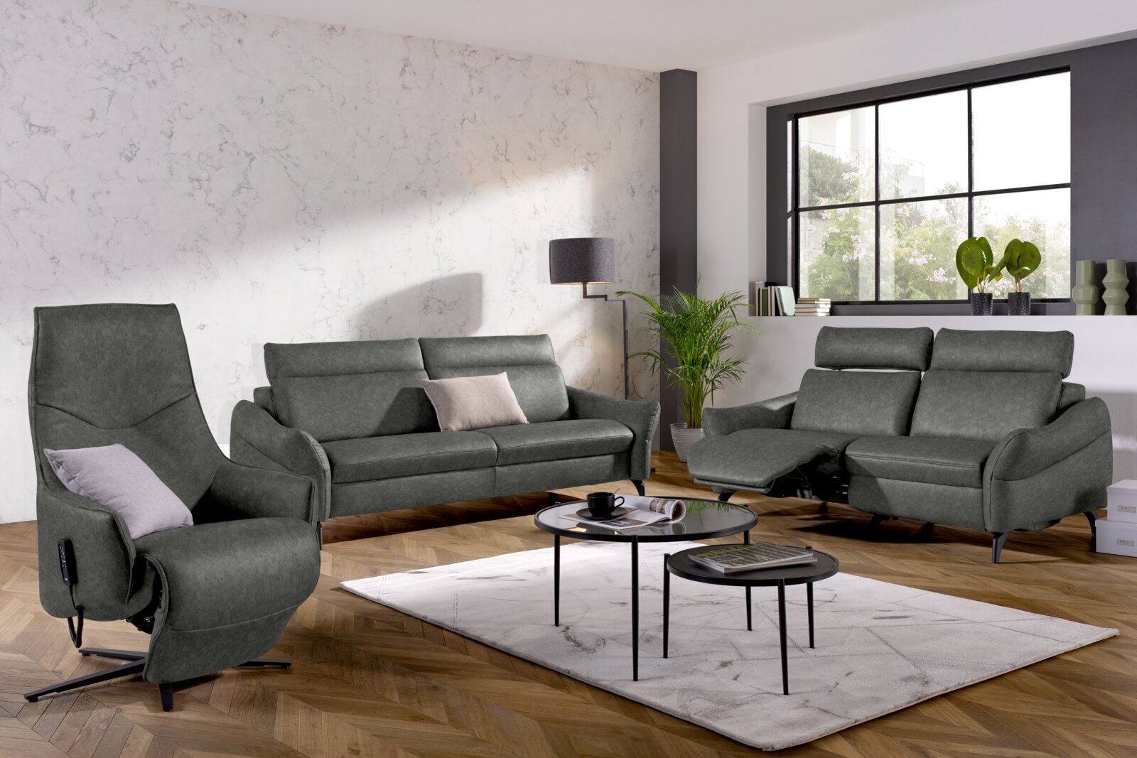 Moderner Relaxsessel in einem stilvollen Wohnzimmer, seitliche Perspektive.