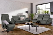 Moderner Relaxsessel in einem stilvollen Wohnzimmer, seitliche Perspektive.