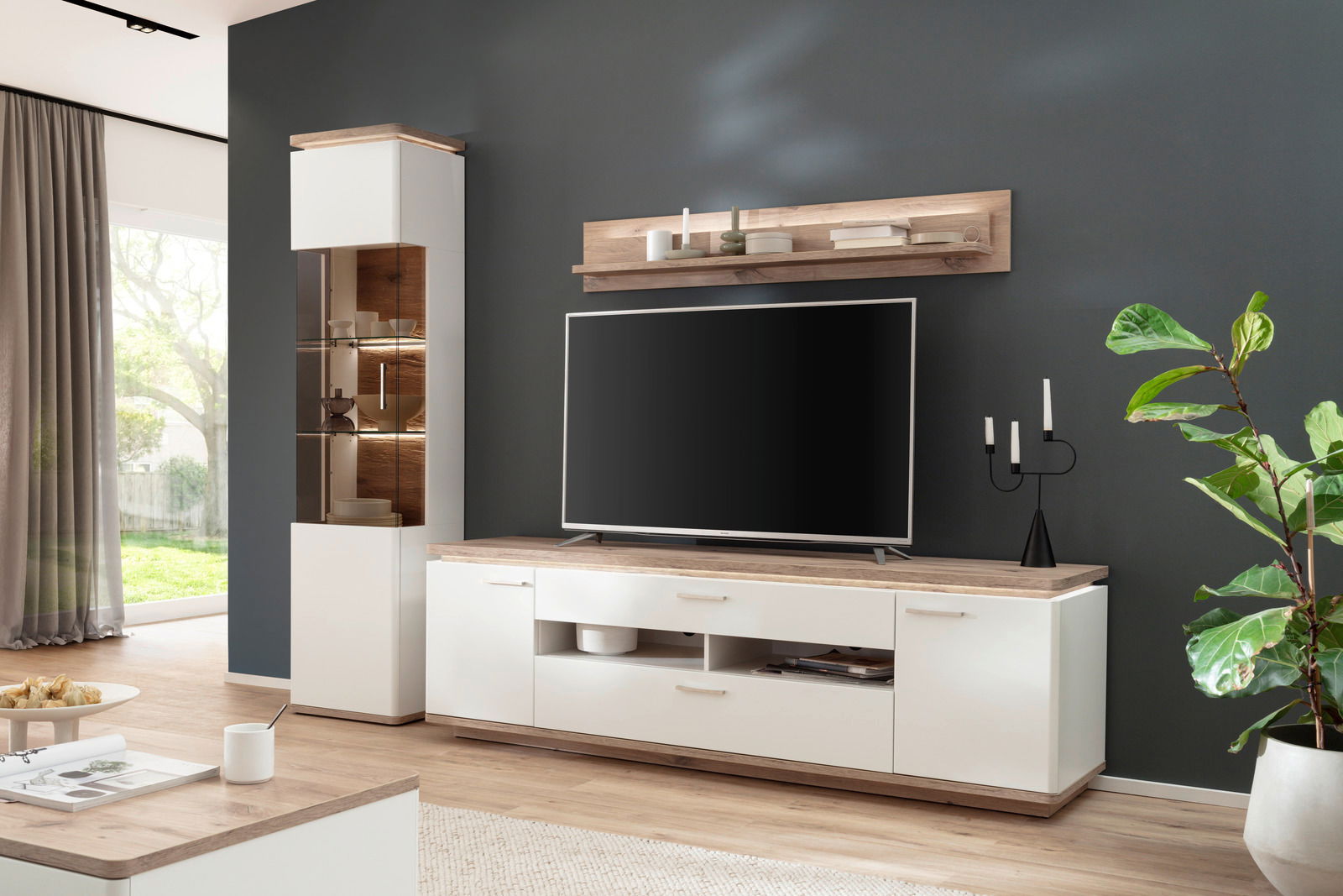 Stylife Wandkombination PALERMO Moderne Wandkombination mit TV-Schrank, Vitrine und Regal in heller Holzoptik, seitliche Perspektive
