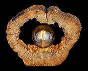 Solarleuchte in Holzoptik mit sichtbarem Leuchtmittel, frontal betrachtet.