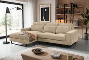 Beiges Sofa in L-Form mit linker Ausrichtung, in einem modernen Wohnzimmer mit großen Fenstern und stilvoller Dekoration, aus der Perspektive von vorne links betrachtet.
