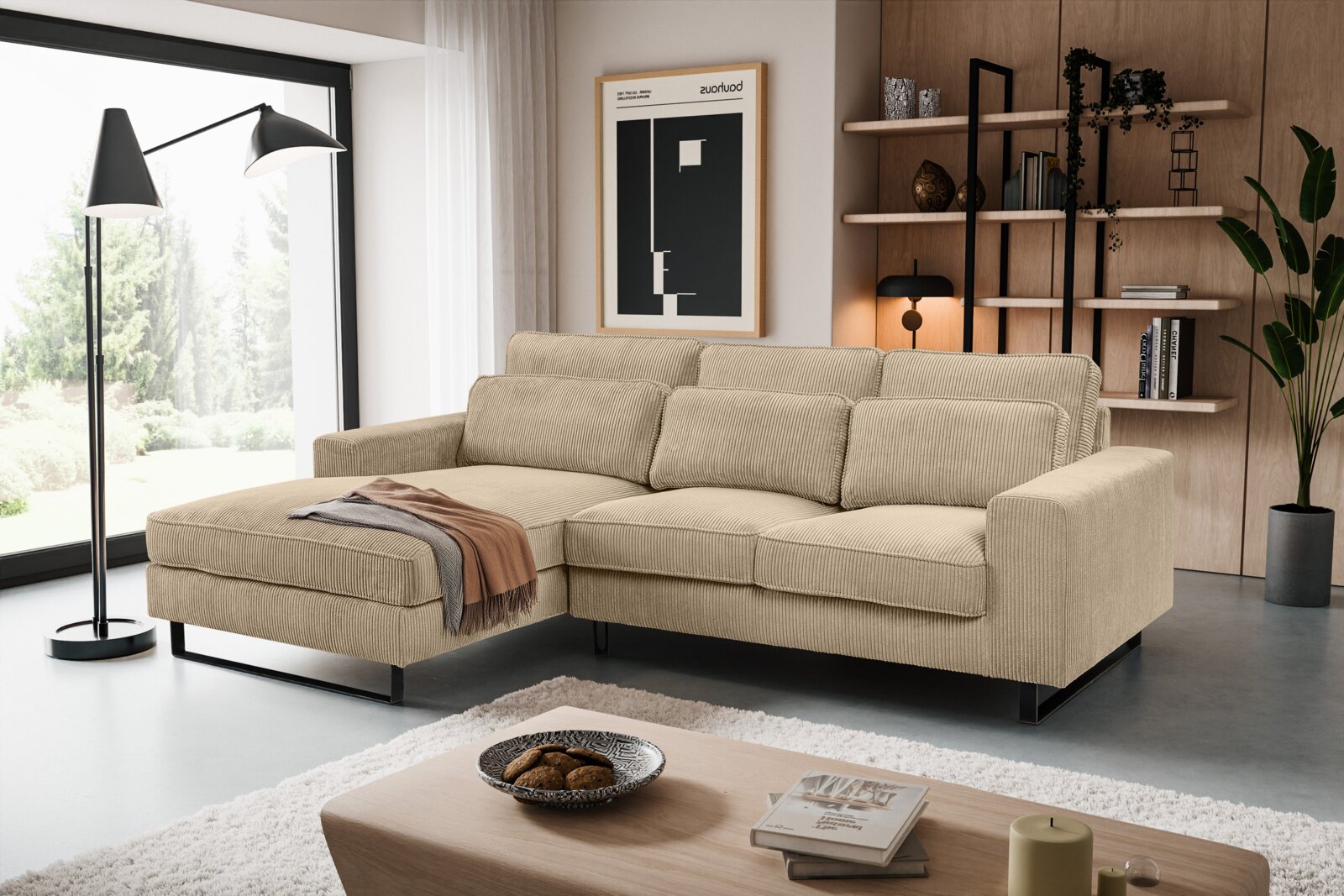 Beiges Sofa in L-Form mit linker Ausrichtung, in einem modernen Wohnzimmer mit großen Fenstern und stilvoller Dekoration, aus der Perspektive von vorne links betrachtet.