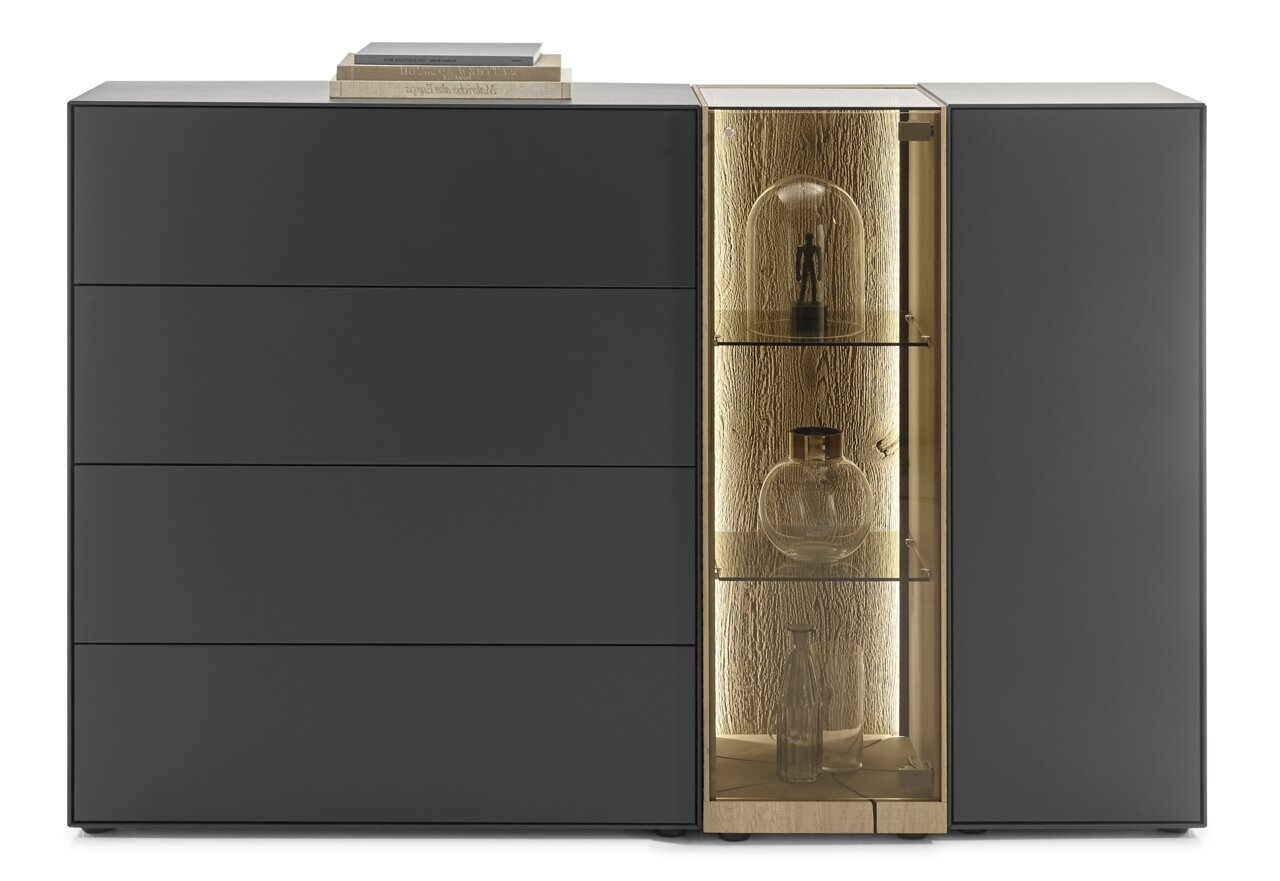Frontale Ansicht eines modernen Highboards mit drei schwarzen Schubladen auf der linken Seite und einem beleuchteten Vitrinenfach mit Glasregalen auf der rechten Seite.