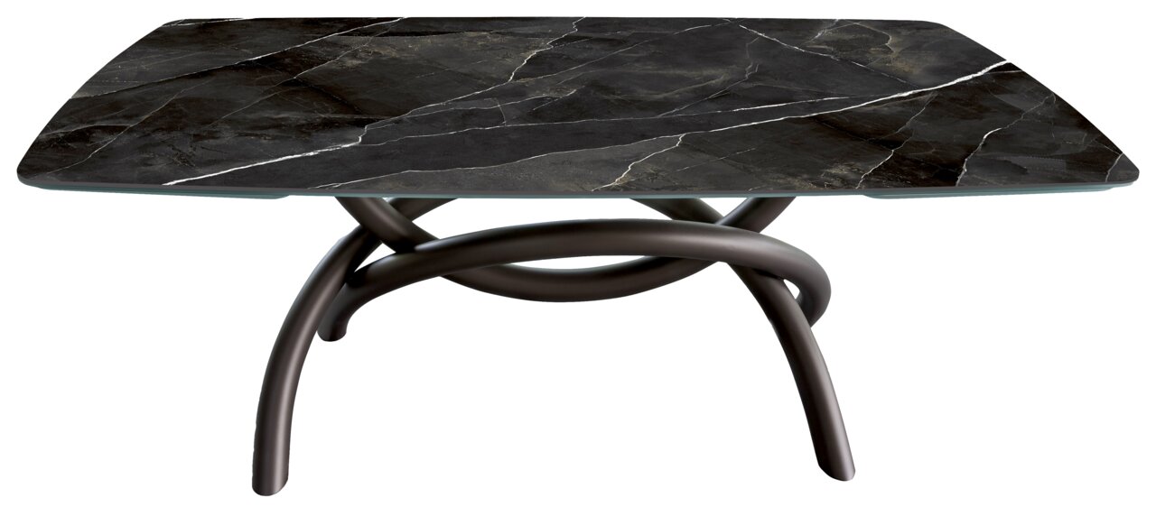 Moderner Esstisch mit schwarzer Marmorplatte und kunstvoll verschlungenem Metallgestell, seitliche Perspektive.