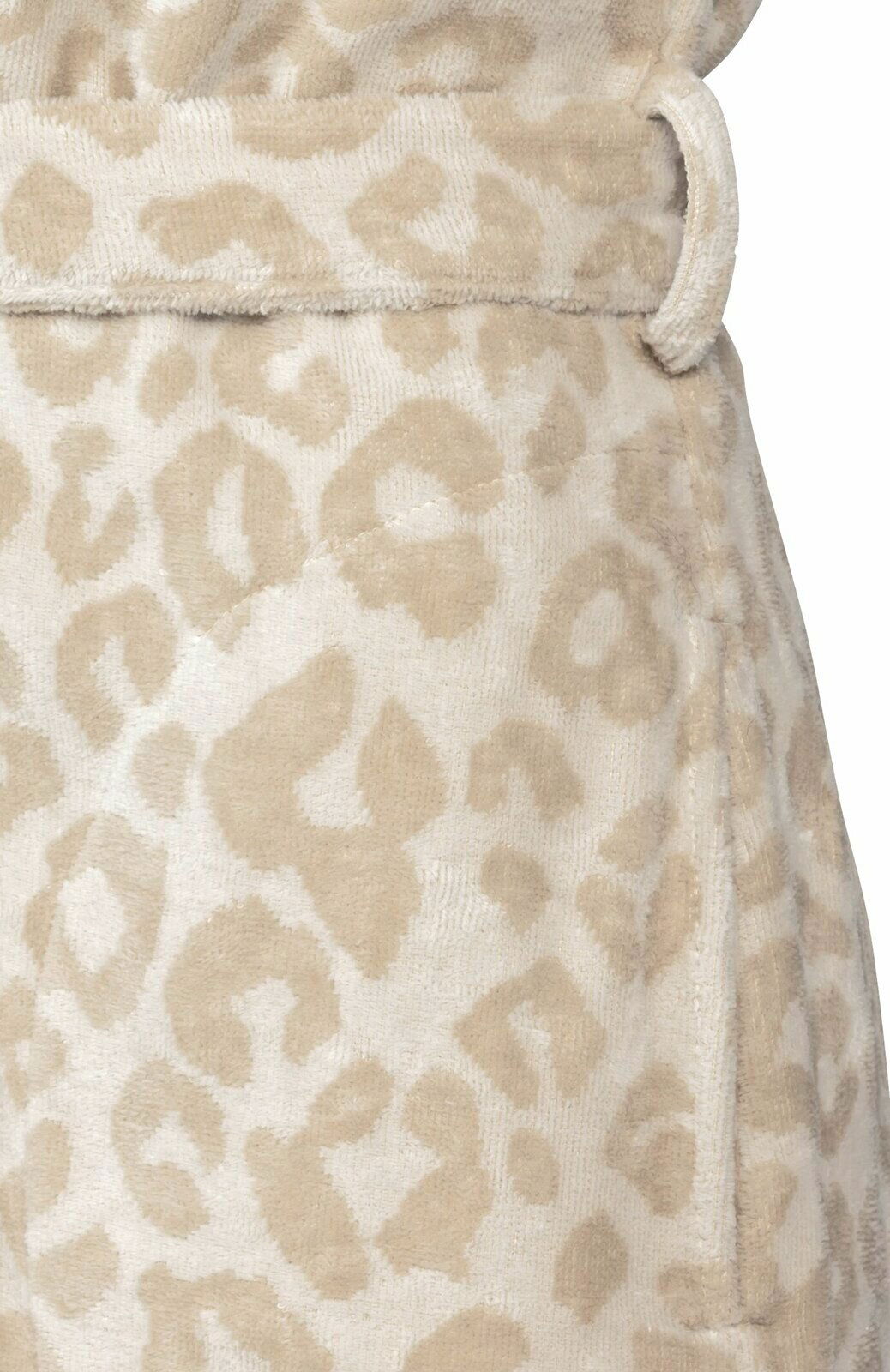 Nahaufnahme eines Bademantels mit Leopardenmuster in Beige und Weiß, seitliche Perspektive.