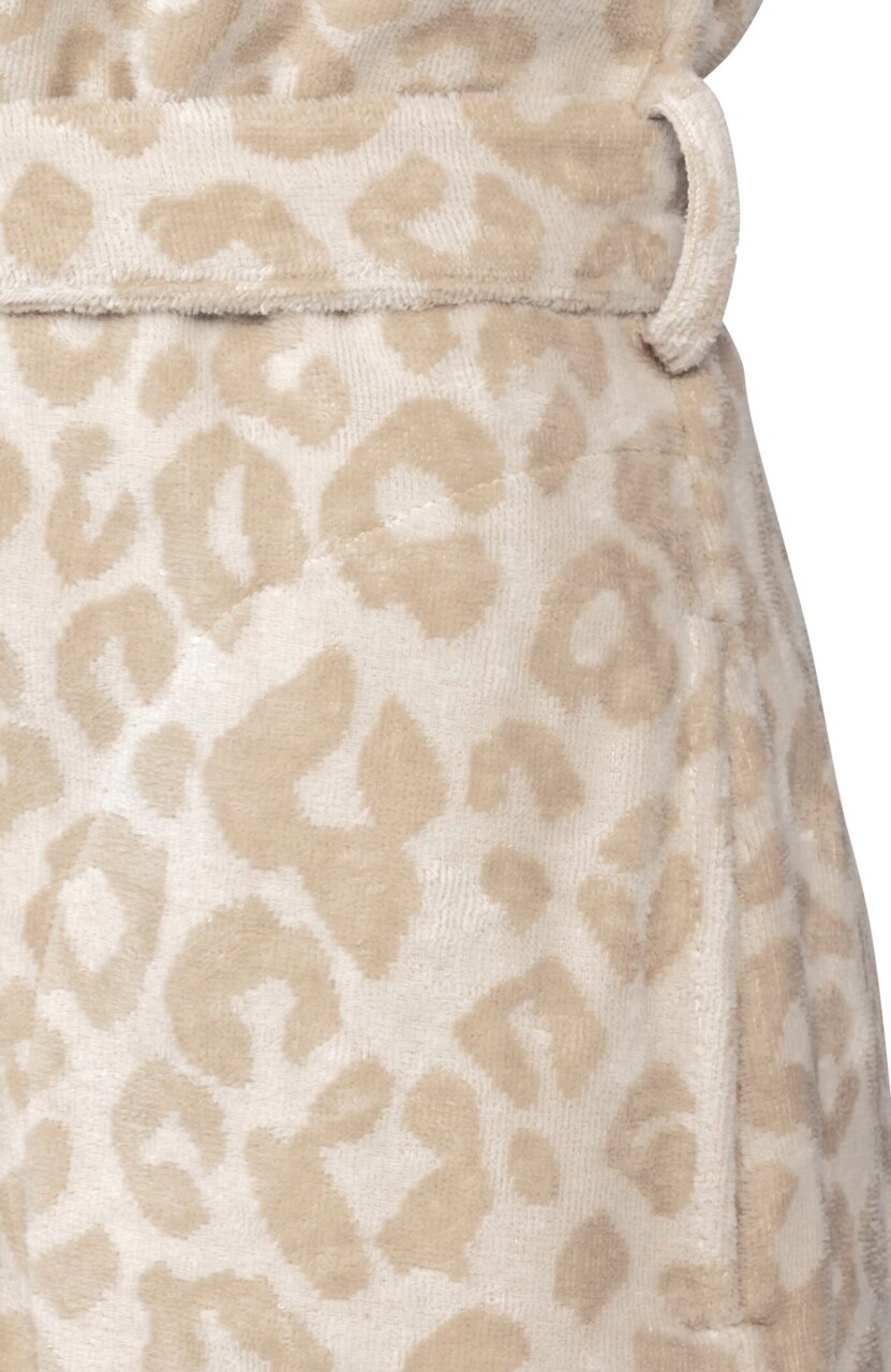 Nahaufnahme eines Bademantels mit Leopardenmuster in Beige und Weiß, seitliche Perspektive.