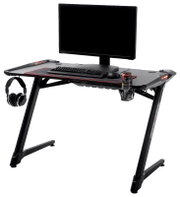 Gaming-Tisch mit Monitor, Tastatur, Maus, Kopfhörer und Getränkedose, seitliche Perspektive